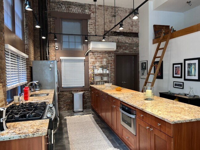 14 W 68th St in New York, NY - Building Photo - Building Photo