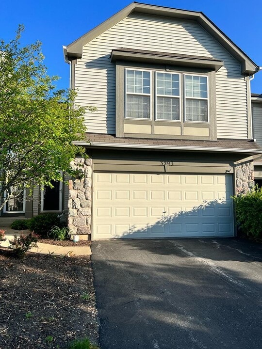 3293 Cremin Ln in Aurora, IL - Building Photo