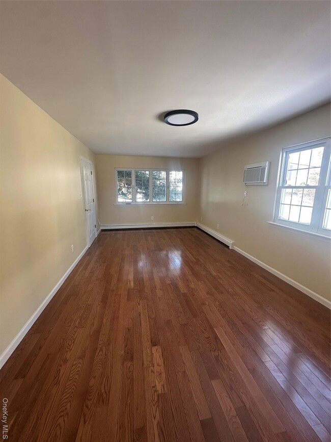 158 Farmers Ave in Lindenhurst, NY - Building Photo - Building Photo