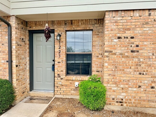 property at 1223 Dallas Dr