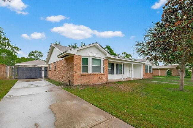 8210 Edgemoor Dr in Houston, TX - Building Photo - Building Photo