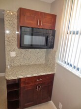 115 Lake Emerald Dr in Oakland Park, FL - Foto de edificio - Building Photo