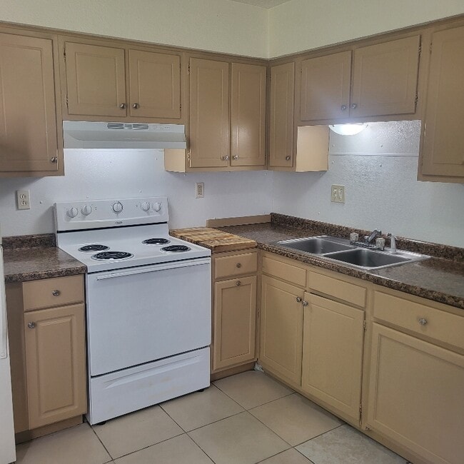 1003 Colonial Dr in Benton Harbor, MI - Building Photo - Building Photo