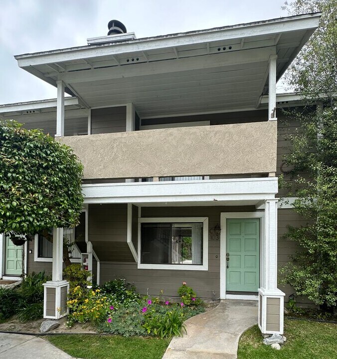 2424 Santa Ana Ave in Costa Mesa, CA - Foto de edificio