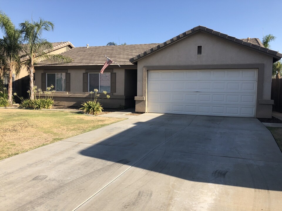 12405 Adirondack Ave in Bakersfield, CA - Building Photo