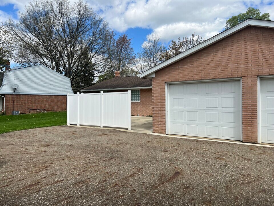 6519 Lake O Springs Ave NW in Canton, OH - Building Photo