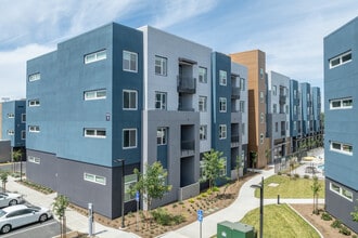 Axis at Davis in Davis, CA - Foto de edificio - Building Photo
