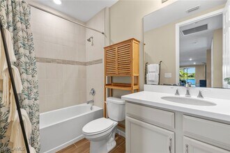 14644 Edgewater Cir in Naples, FL - Foto de edificio - Building Photo