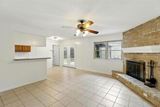 9723 Lawngate Dr in Houston, TX - Foto de edificio - Building Photo