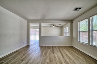 65 Desert Palm Dr in Las Vegas, NV - Building Photo - Building Photo