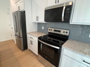 5894 Butterfield Ct in Bettendorf, IA - Foto de edificio - Building Photo