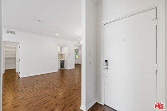 2031 S Bentley Ave in Los Angeles, CA - Building Photo - Building Photo
