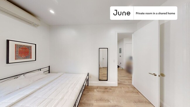 Private bedroom in 3 bed/2 bath Home in New York, NY - Building Photo - Building Photo