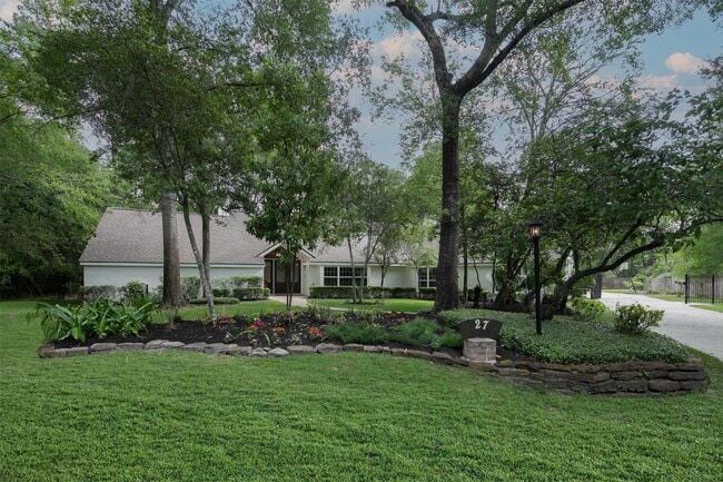 property at 27 Shaker Ct W