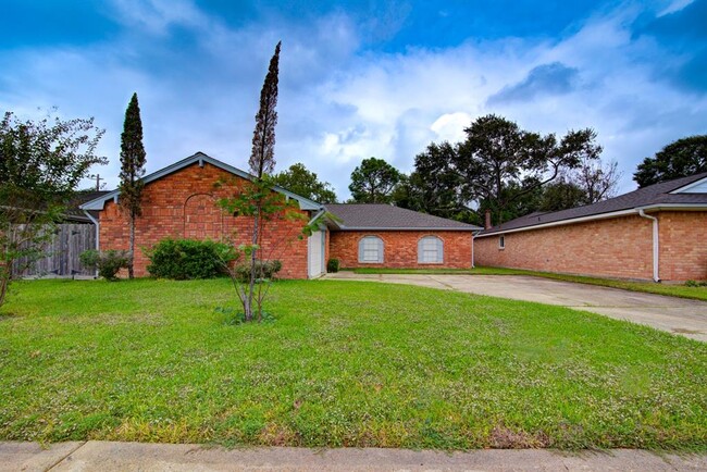 10007 Rustic Gate Rd in La Porte, TX - Building Photo - Building Photo