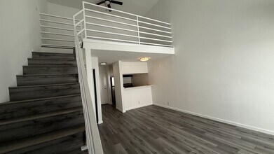 7044 Hawthorn Ave, Unit 307 in Los Angeles, CA - Foto de edificio - Building Photo