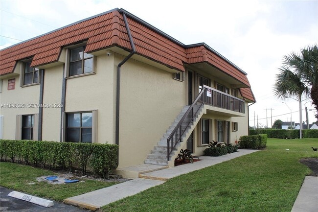 10016 NW 4th St, Unit 201 in Pembroke Pines, FL - Building Photo - Building Photo