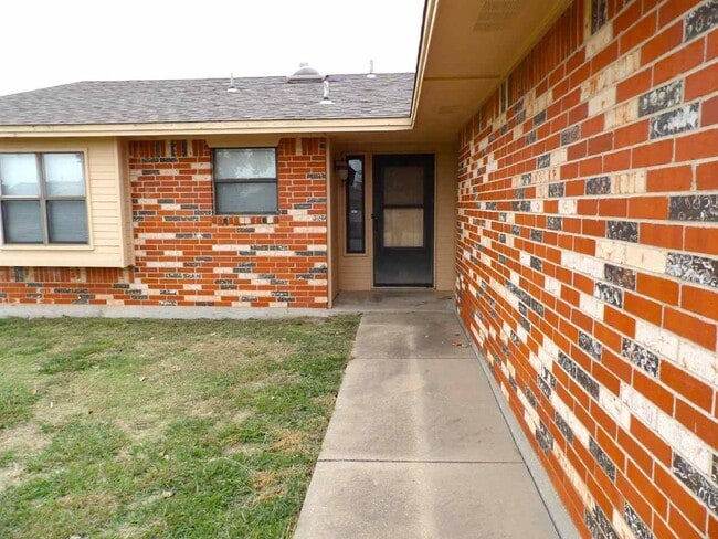 111 SE Trenton Rd in Lawton, OK - Building Photo - Building Photo