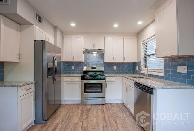 886 St Charles Ave NE in Atlanta, GA - Foto de edificio - Building Photo