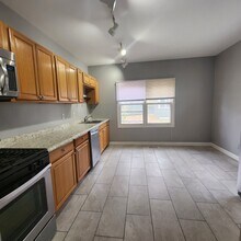 616 Locust St, Unit 2 in Kalamazoo, MI - Foto de edificio - Building Photo