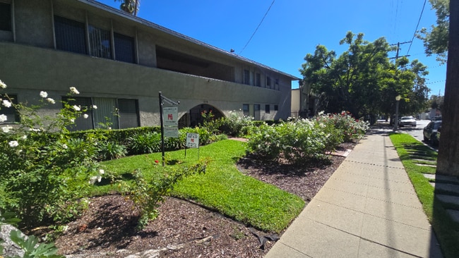 260 N Oak Ave in Pasadena, CA - Foto de edificio - Building Photo