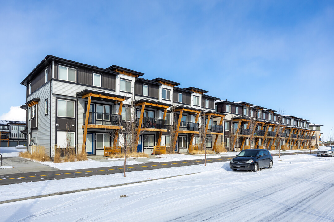 225 Savanna Walk NE in Calgary, AB - Building Photo