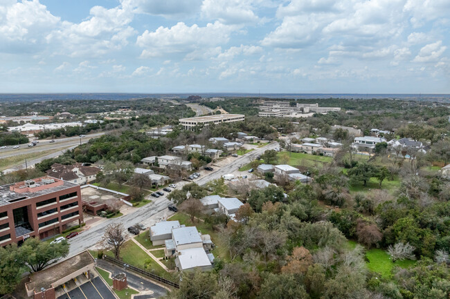 702 Castle Ridge Rd in Austin, TX - Building Photo - Building Photo