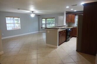 7607 S Sherrill St in Tampa, FL - Foto de edificio - Building Photo