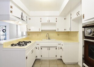 650 Ridgeway Ln, Unit 2 in La Habra, CA - Foto de edificio - Building Photo
