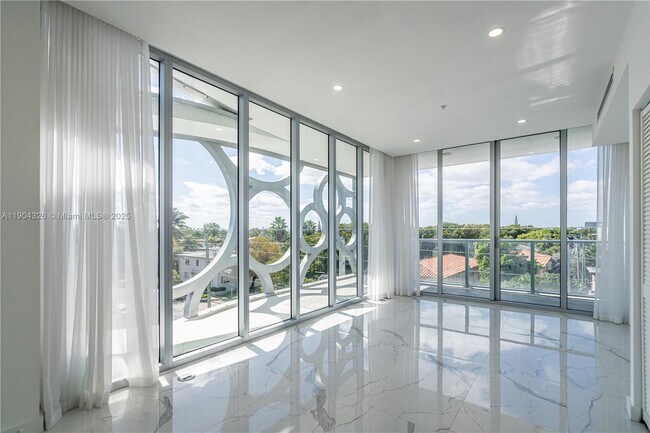 8425 Crespi Blvd in Miami Beach, FL - Building Photo - Building Photo