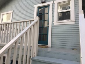 123 El Porto St, Unit Upper in Manhattan Beach, CA - Foto de edificio - Building Photo