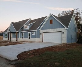 401 Peacock St in Cleburne, TX - Building Photo - Building Photo