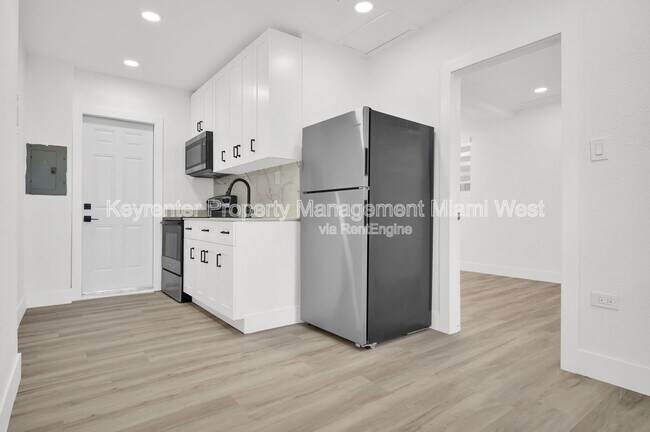 210 Beacom Blvd in Miami, FL - Building Photo - Building Photo
