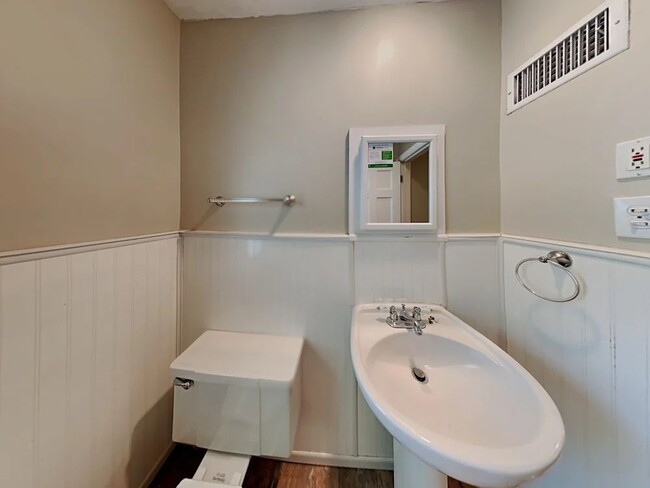 2004 E 42nd St in Minneapolis, MN - Building Photo - Building Photo