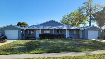 111 Hazelcrest St in Deltona, FL - Building Photo