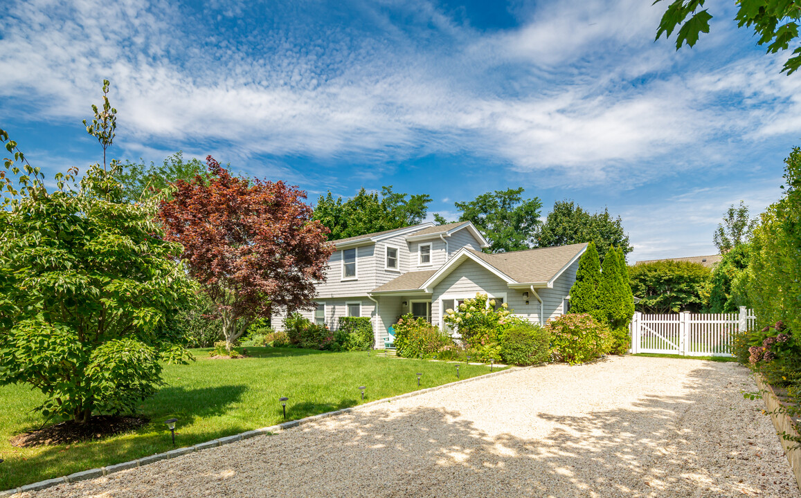 25 Bishops Ct in Southampton, NY - Building Photo