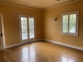 2442 Griffin Ave, Unit 2444 .5 in Los Angeles, CA - Foto de edificio - Building Photo