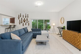 2730 SW 26th St in Miami, FL - Building Photo - Building Photo