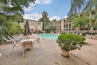 4645 Wild Indigo St in Houston, TX - Foto de edificio - Building Photo