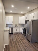 119 W Wisconsin Ave, Unit 119 in Pewaukee, WI - Building Photo