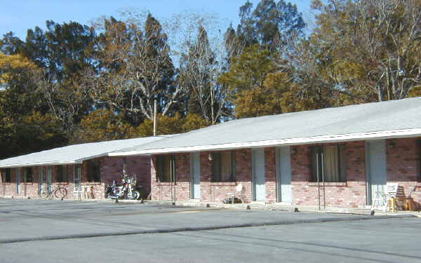 Villager Apartments in Ruskin, FL - Building Photo