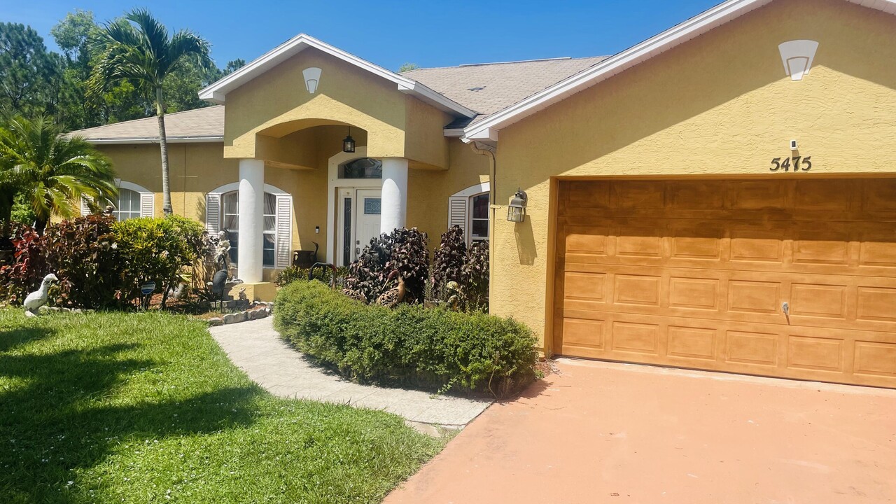 5475 NW North Crisona Cir in Port St. Lucie, FL - Foto de edificio