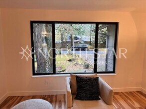 17401 Hill Way in Lake Oswego, OR - Foto de edificio - Building Photo