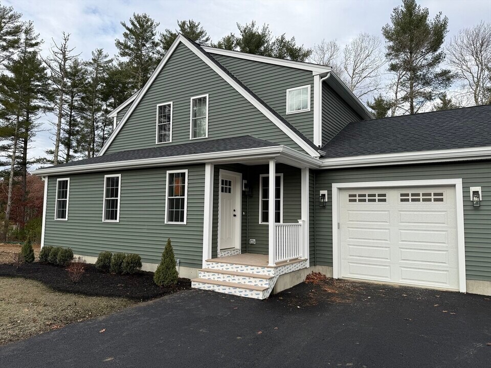 29 Kashmirs Way in Middleboro, MA - Building Photo
