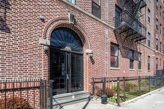 1625 Putnam Ave in Flushing, NY - Foto de edificio - Building Photo