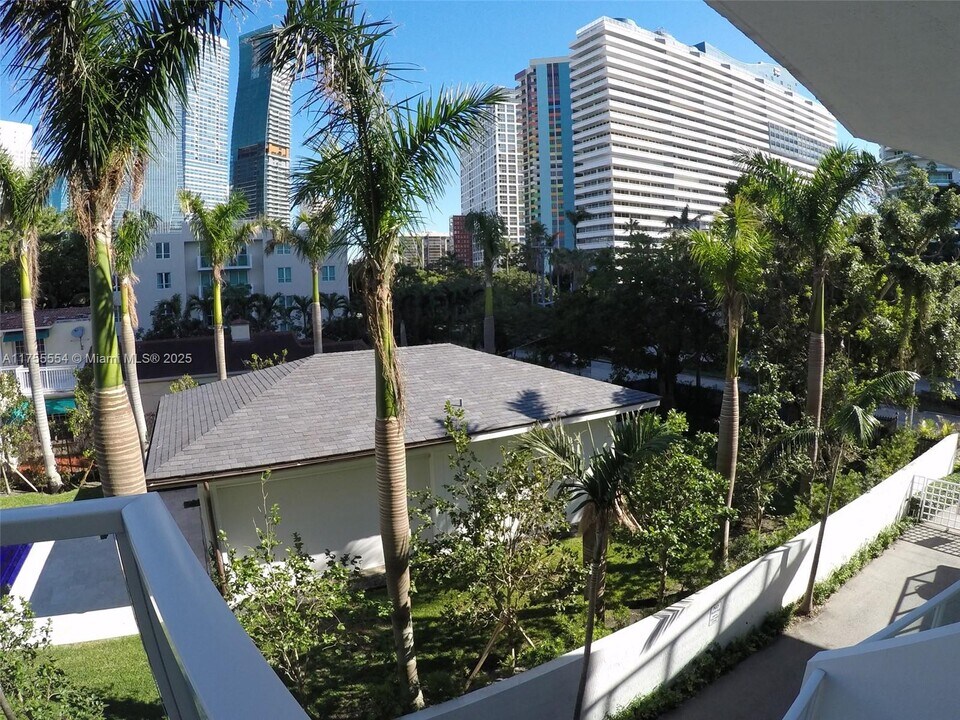 1650 Brickell Ave, Unit 110 in Miami, FL - Building Photo