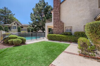 38 Hummingbird Ln in Henderson, NV - Building Photo - Building Photo