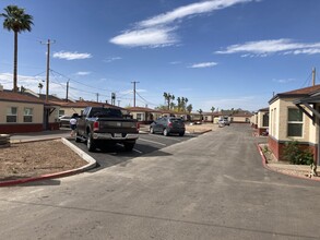 Sin Agua Falls Apartments in Phoenix, AZ - Building Photo - Building Photo