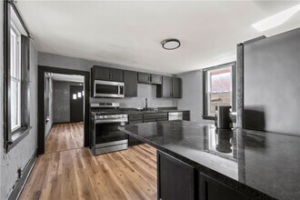 813 Bower Hill Rd in Bridgeville, PA - Foto de edificio - Building Photo