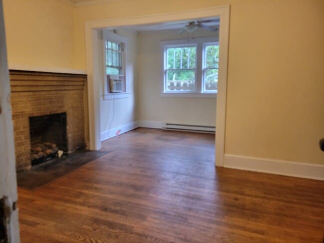 76 Lanvale Ave, Unit 2 in Asheville, NC - Foto de edificio - Building Photo